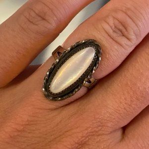 VINTAGE Mother of Pearl Women's Ring - Size 5.25